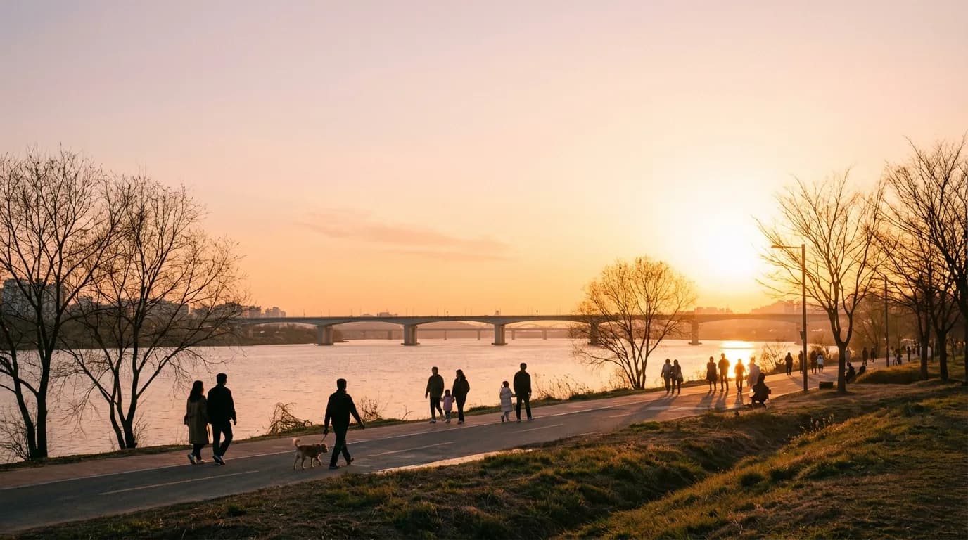 한강 일몰 시간 강변 산책로와 서울 노을이 함께 보이는 초저녁 풍경