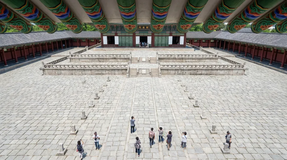 근정전의 웅장한 건축 구조가 드러나는 경복궁 중심 공간