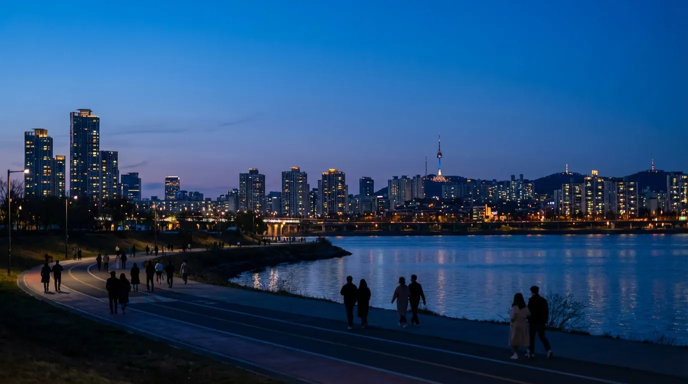 한강공원의 매직아워와 블루아워가 함께 보이는 서울 강변 야경 풍경