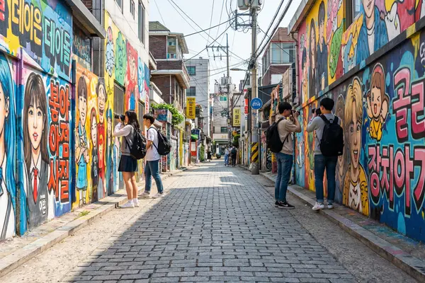 정돈된 상권과 달리 우회와 발견의 흐름이 드러나는 홍대 골목 장면